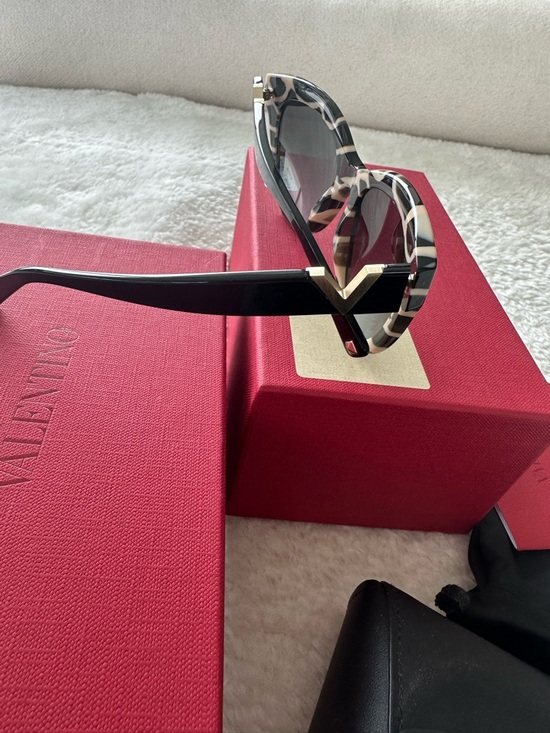 Authentic Valentino VA4089 5149/13 Women Black Cat Eye Sunglasses retail $422 main image 5